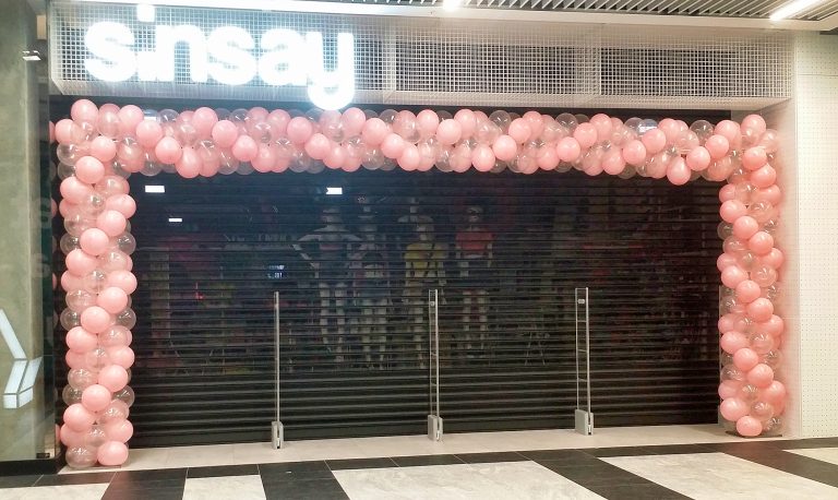Brama z balonów na otwarcie salonu Sinsay