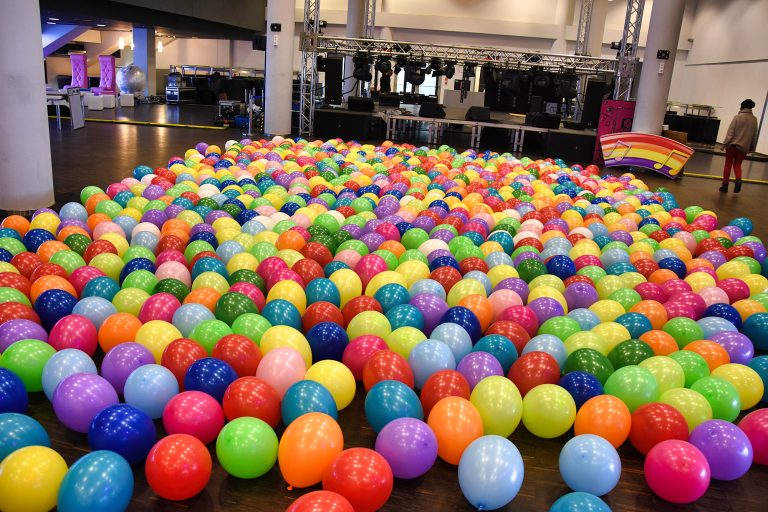 Balony na parkiecie jako dekoracja na imprezę