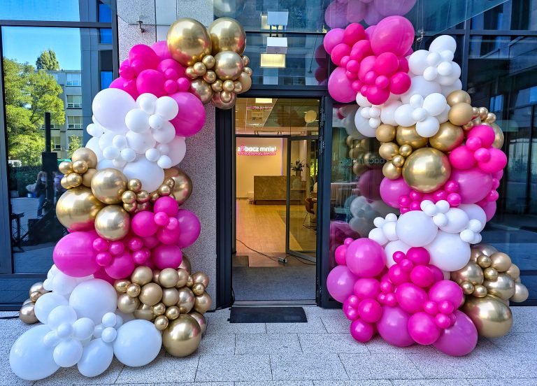 Organiczne dekoracje balonowe na otwarcie nowej siedziby fundacji Zobacz Mnie