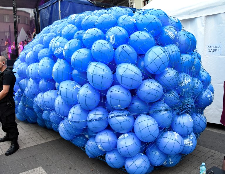 1000 balonów napełnionych helem przygotowane do wypuszczenia