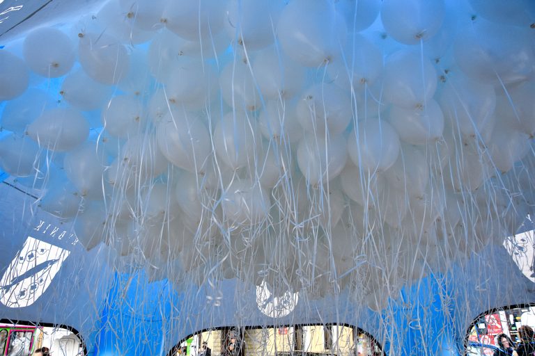 Balony z helem jako atrakcja na piknik na Rynku w Rybniku