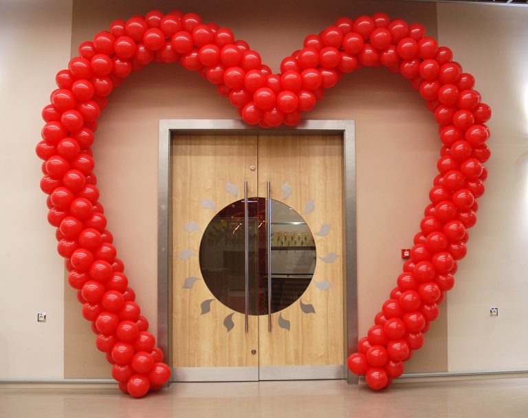 Walentynkowa brama z balonów w kształcie serca