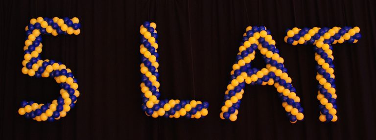 Napis 5 lat z balonów.