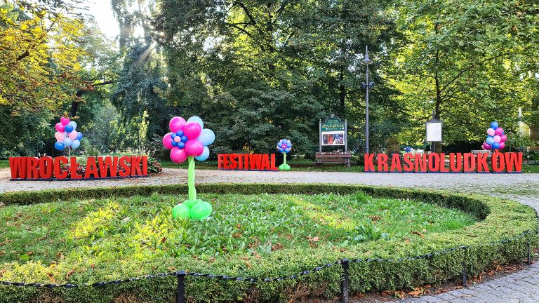 Kwiatki z balonów jako dekoracje w parku na Wrocławskim festiwalu Krasnoludków