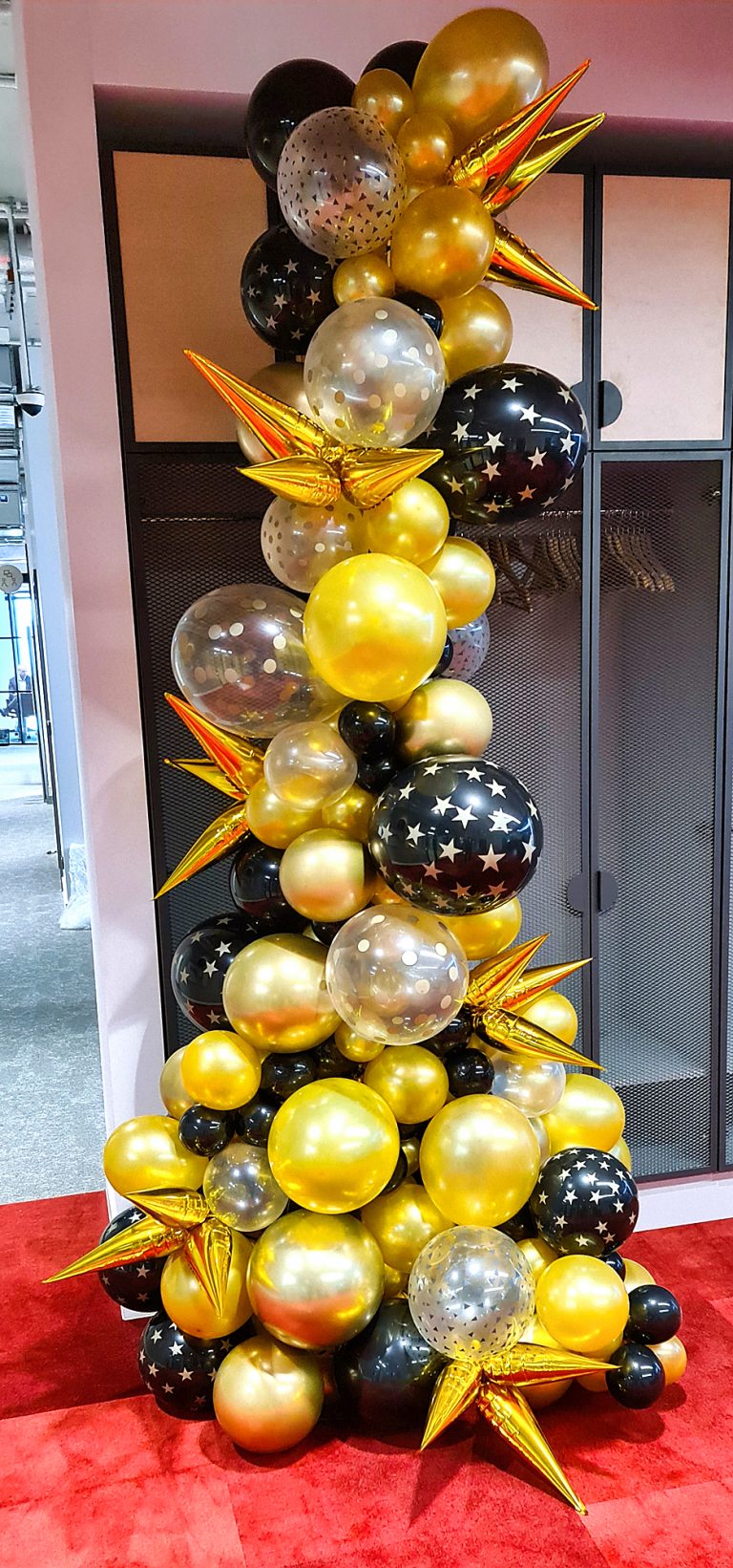 Organiczna kolumna z balonów na otwarcie nowego biura