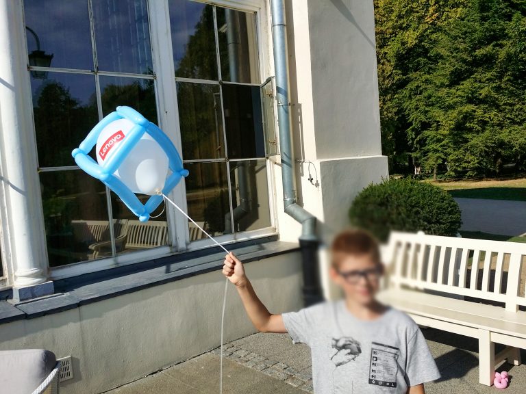 W czasie skręcania balonów na rodzinnym pikniku w Warszawie