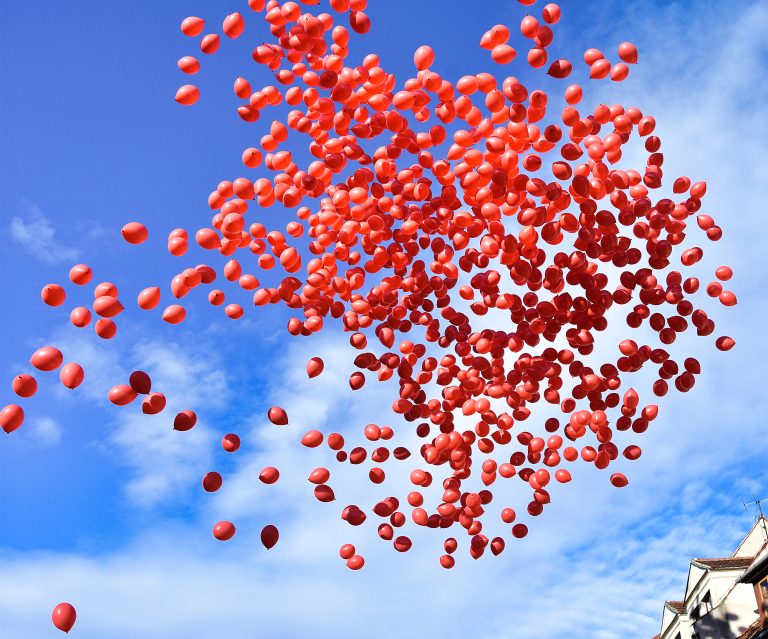 Puszczone 1000 czerwonych balonów napełnionych helem
