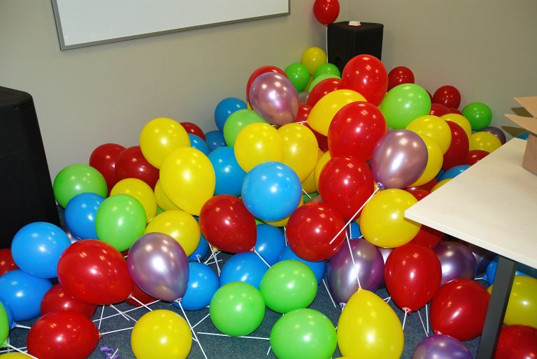 Balony z powietrzem na patyczkach czekają na rozdawanie.