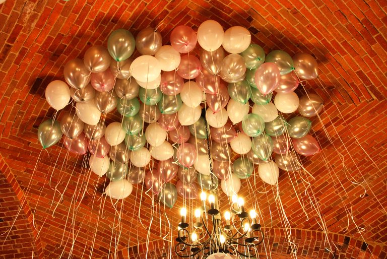 Balony z helem jako dekoracja sufitu