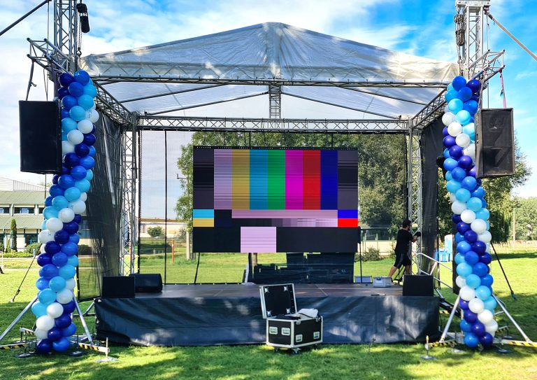 Girlandy z balonów jako dekoracja balonowa sceny na pikniku firmowym