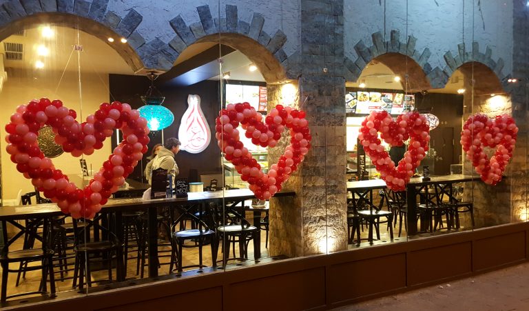 Serca z balonów jako dekoracje restauracji na walentynki