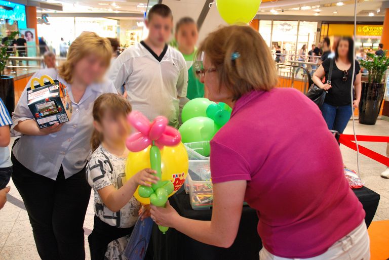 Skręcanie balonów dla dzieci w Galerii we Wrocławiu
