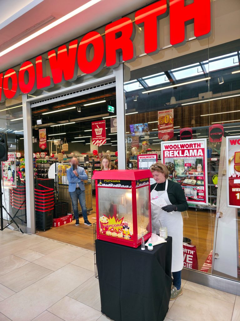 Popcorn na otwarcie sklepu WoolWorth