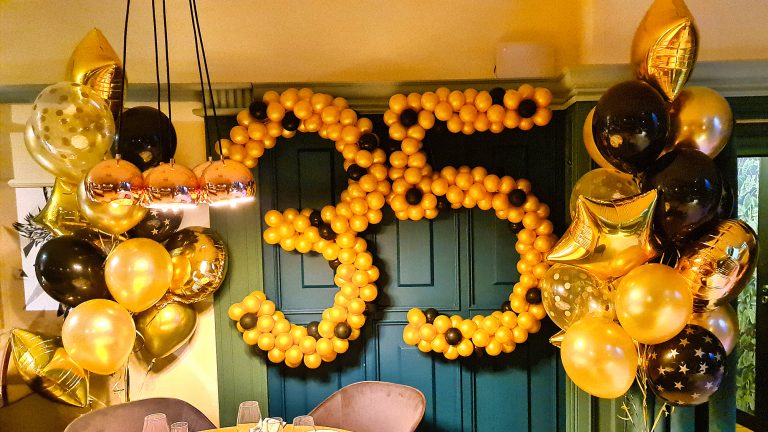 Dekoracja z balonów na 35 urodziny w restauracji
