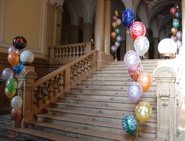 Balony z helem na bal sylwestrowy w budynku NOT Wrocław.