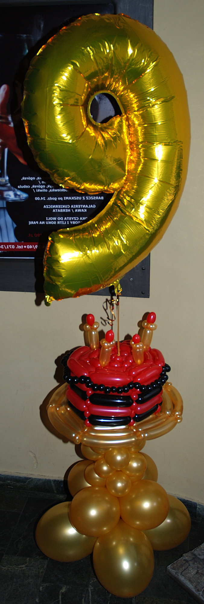 Tort z balonów na 9 urodziny.