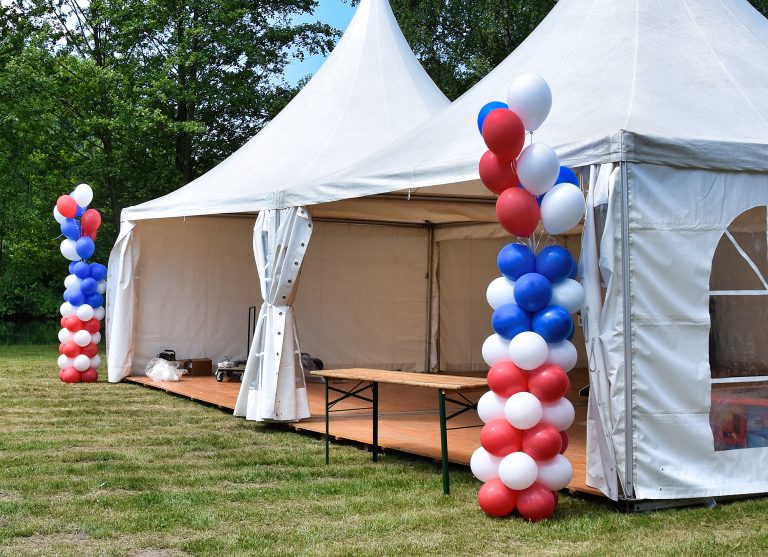 Dekoracje balonowe na plenerową imprezę firmową w stylu amerykańskim
