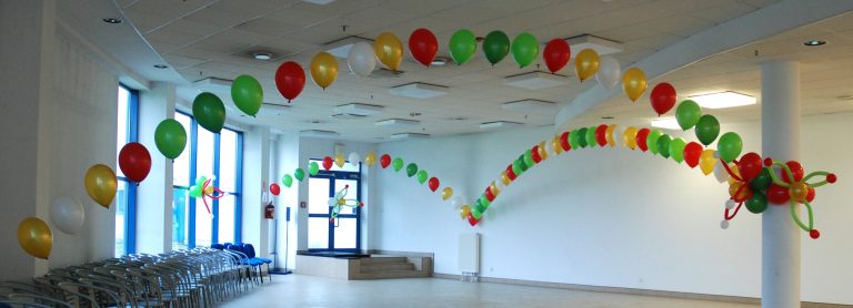Łuki z balonów helowych na bal dziecięcy na terenie Zakładu.