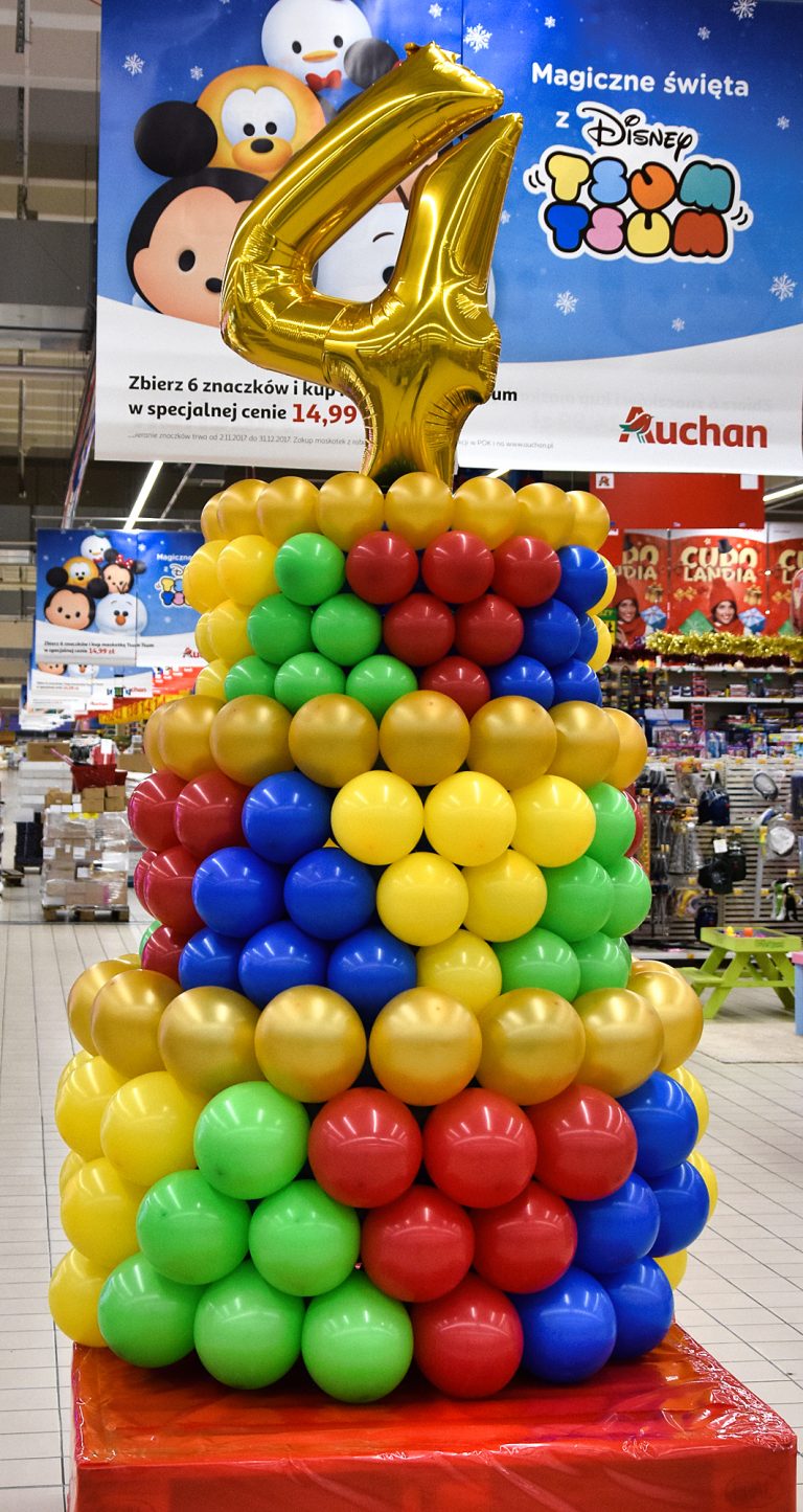 Tort z balonów na 4 urodziny marketu Auchan