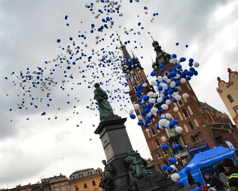 Wypuszczanie 1000 balonów z helem z widokiem na kościół Mariacki w Krakowie
