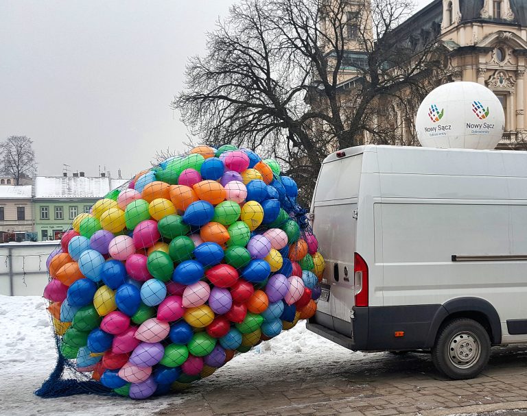 Kolorowe balony napełnione helem czekają na wypuszczanie