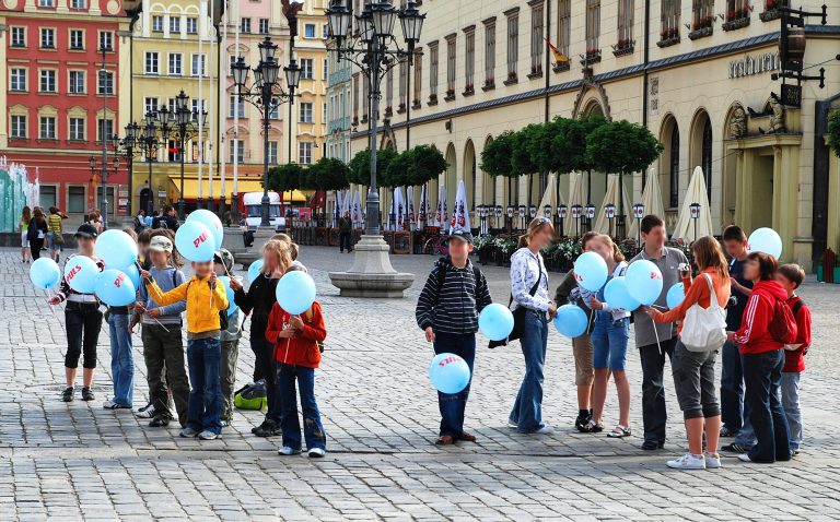 Balony z nadrukiem na patyczkach na wrocławskim Rynku