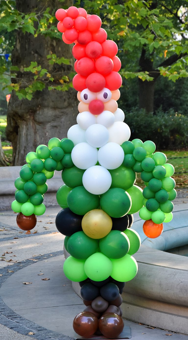 Balonowy krasnoludek we wrocławskim parku