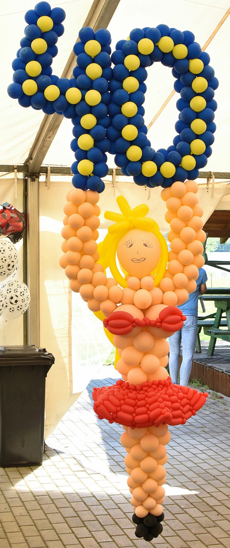 Tancerka z balonów na czterdziestkę