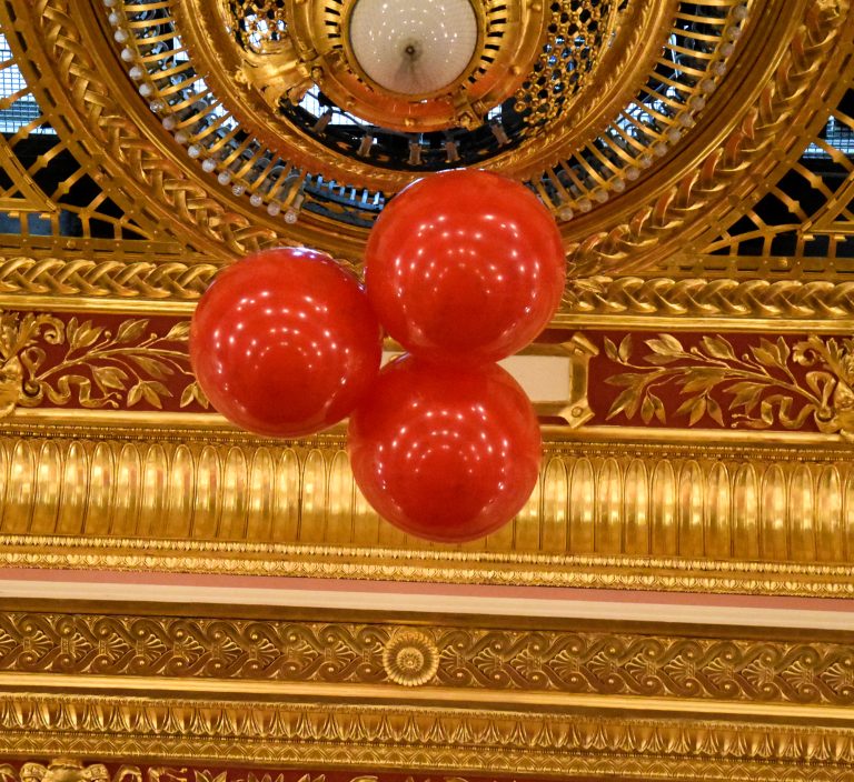 Walentynkowe balony strzelające z małymi balonikami serduszkami na koncert walentynkowy w Operze Wrocławskiej