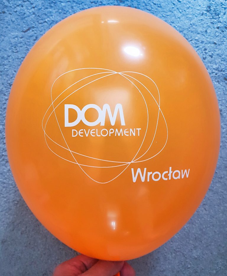 Pomarańczowy balon z białym nadrukiem,