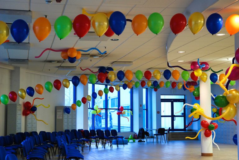 Balony z helem jako dekoracja balu dla dzieci w firmie