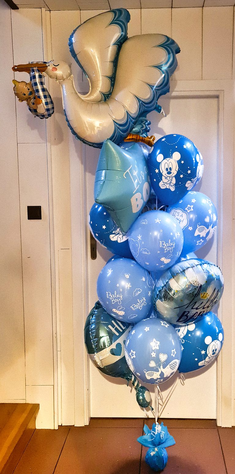 Balony z helem ułożone w stroik na narodziny dziecka