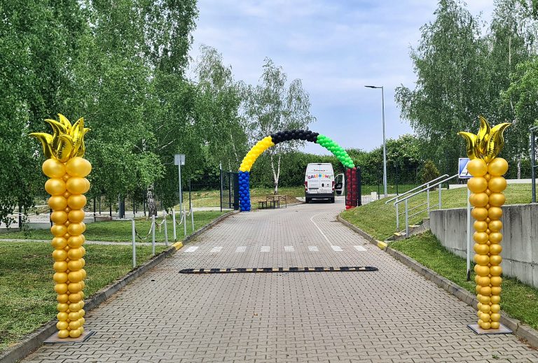 Balonowe znicze jako dekoracja wejścia na piknik firmowy