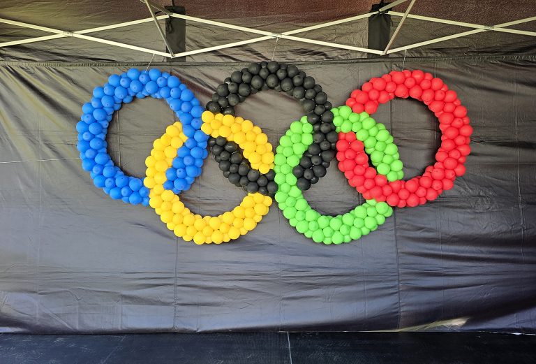 Olimpijskie koła wykonane z balonów- jako dekoracja sceny