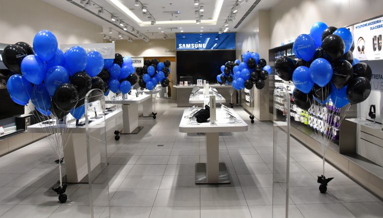 Pęki balonów z helem na promocję nowego telefonu Samsung