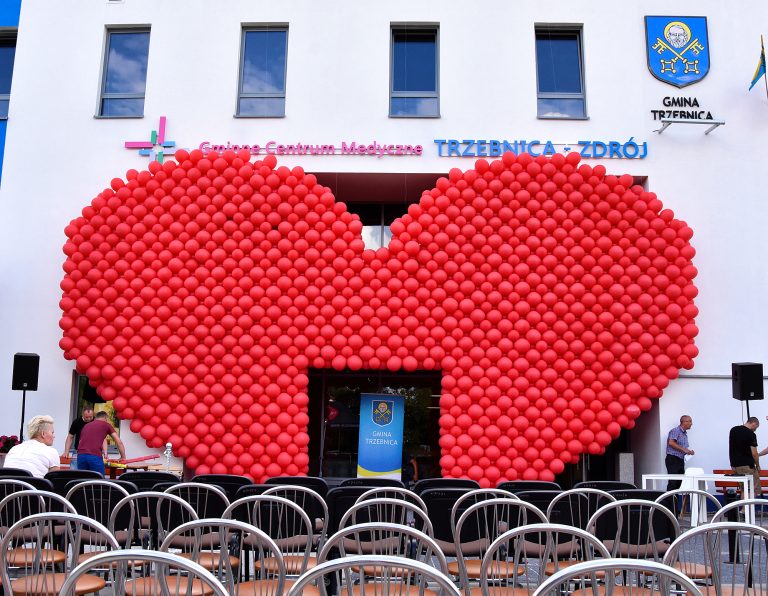 Wielkie balonowe serce na otwarcie nowej przychodni w Trzebnicy