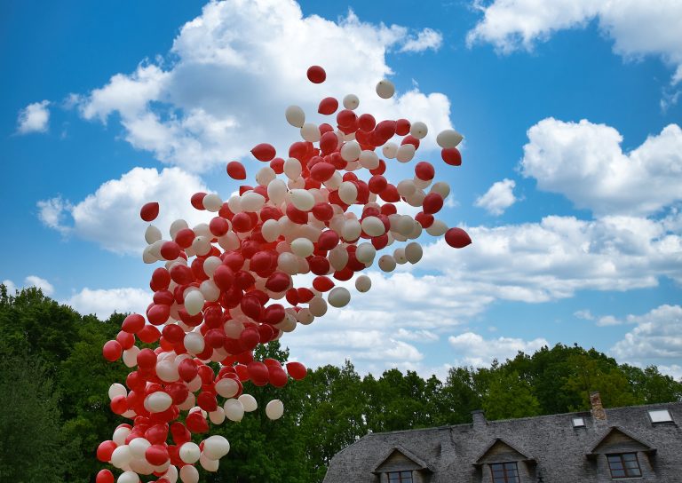 Puszczanie 600 balonów helowych