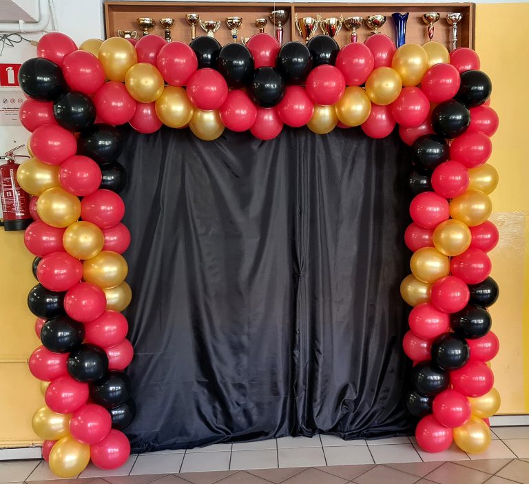 Brama z balonów na korytarzu szkolnym.