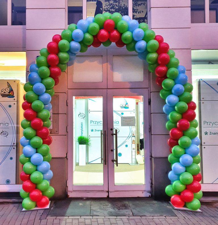 Brama z balonów przed przychodnią z okazji WOŚP