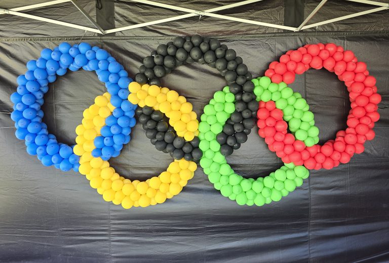 Olimpijskie koła zrobione z balonów