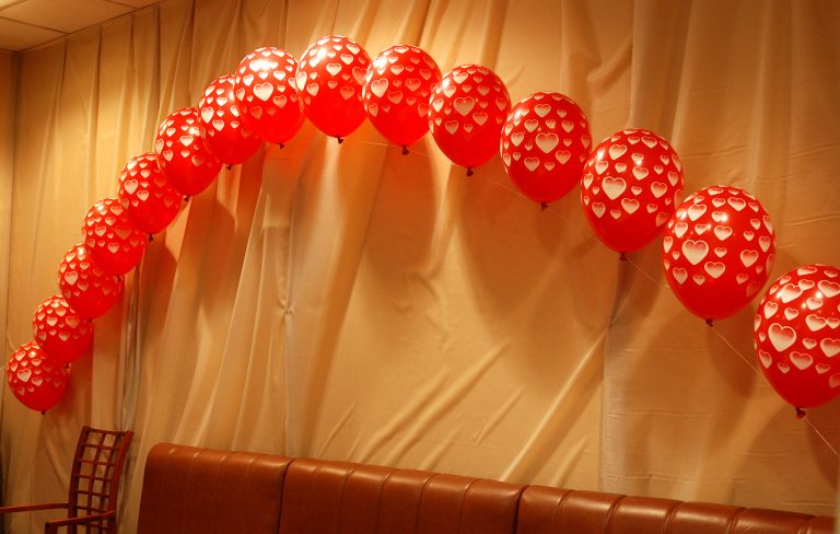 Walentynkowy łuk z balonów helowych
