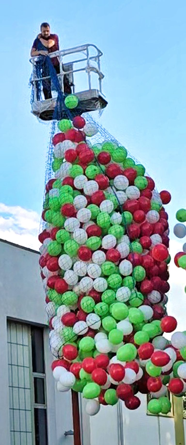 Zrzucanie 1000 balonów z podnośnika