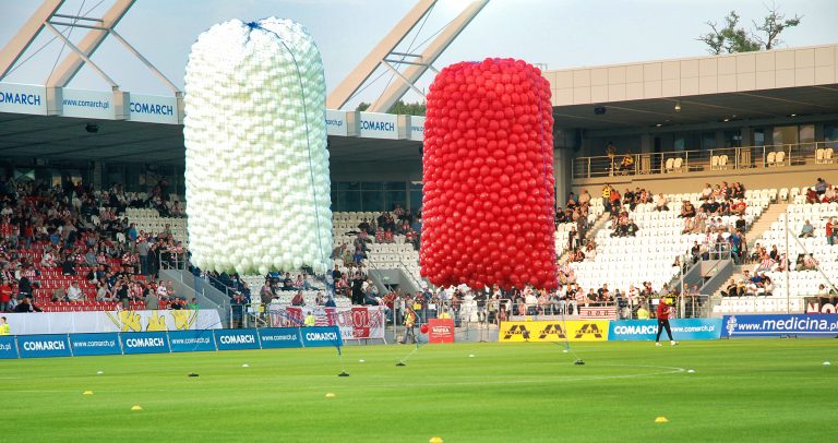5000 balonów z helem czeka na wypuszczenie w Krakowie