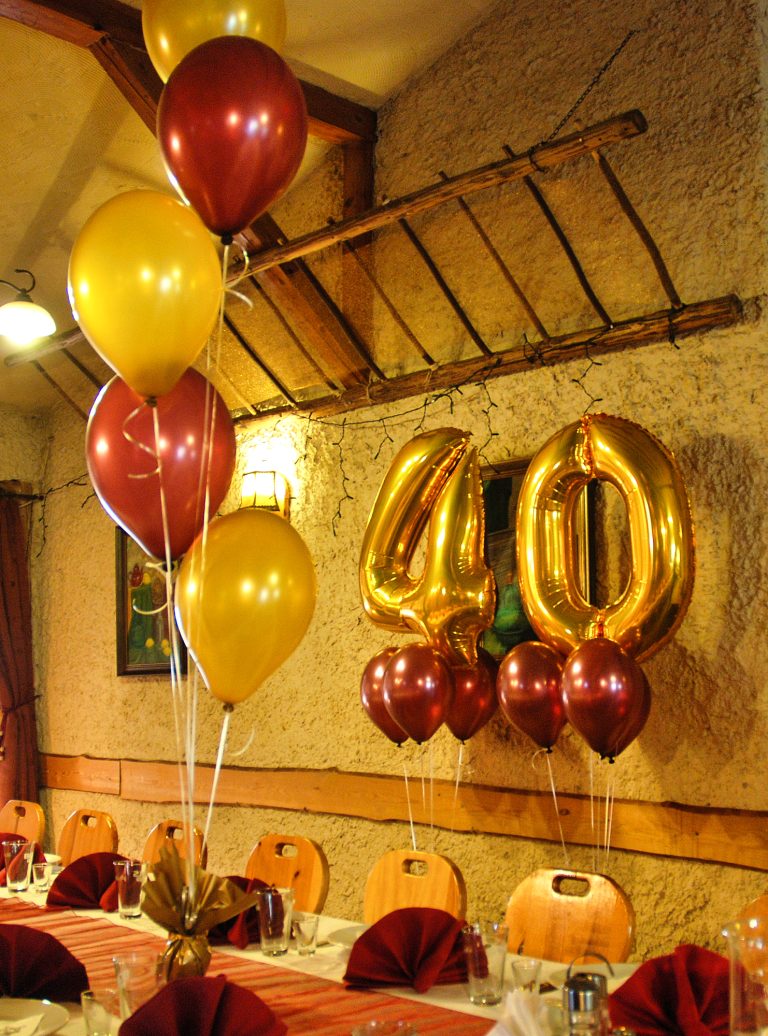 Balony z helem jako dekoracja jubileuszu 40-lecia ślubu