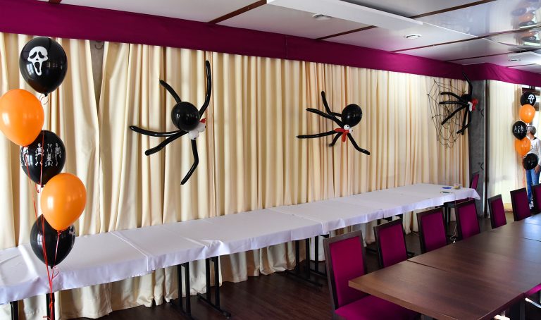 Dekoracja balonowa na Halloweenową imprezę firmową