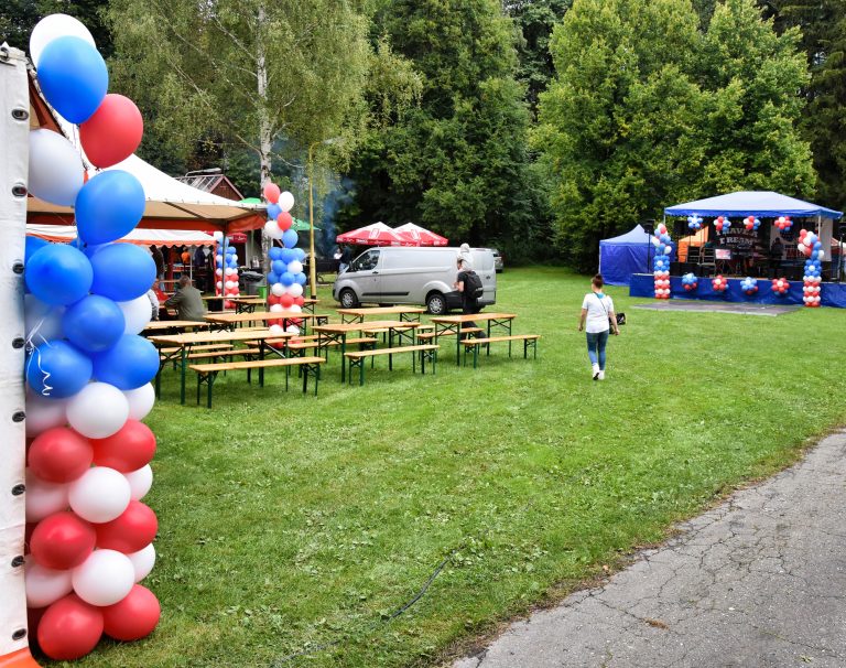 Dekoracje z balonów na imprezie plenerowej w stylu amerykańskim
