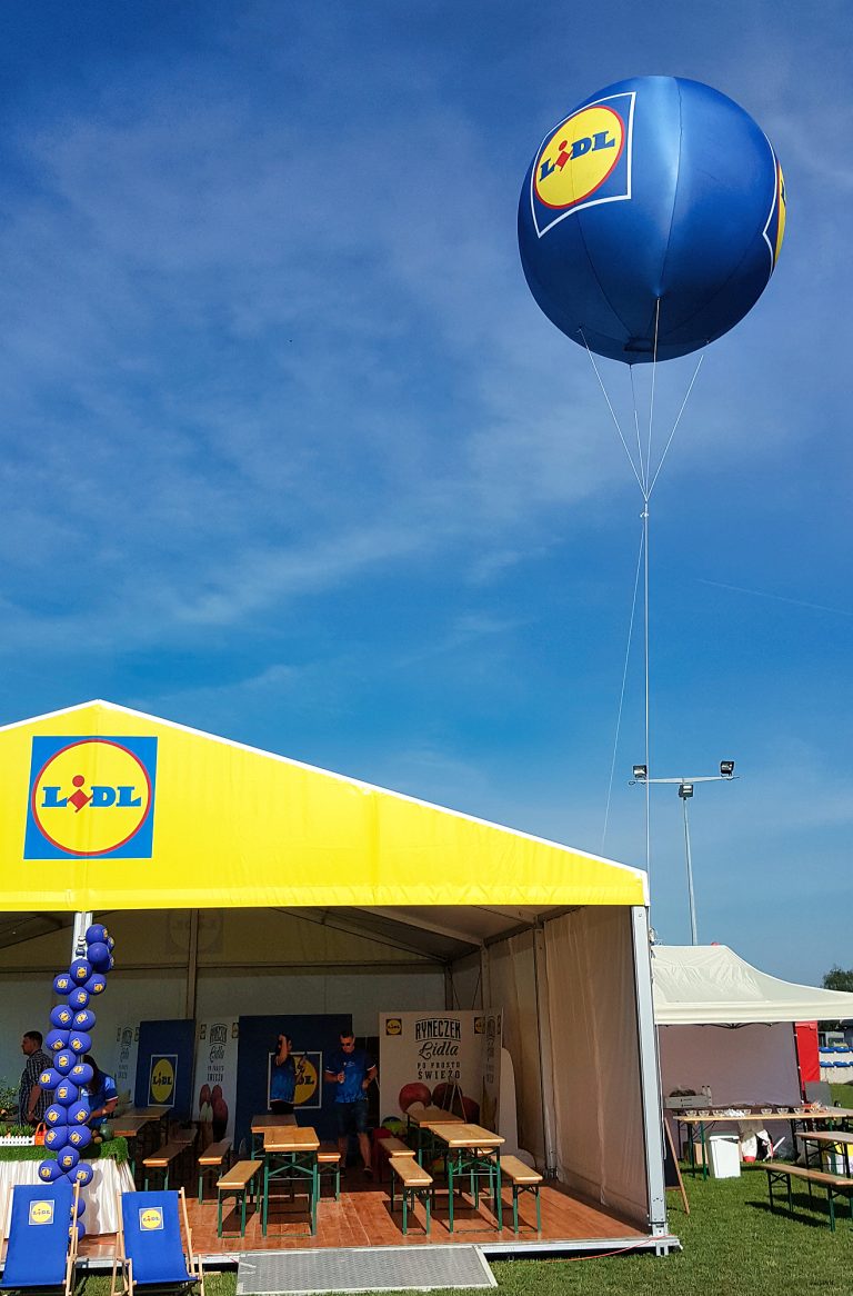Balon reklamowy napełniony helem jako reklama sponsora na pikniku