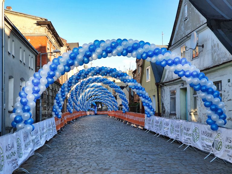 Bramy z balonów na maratonie
