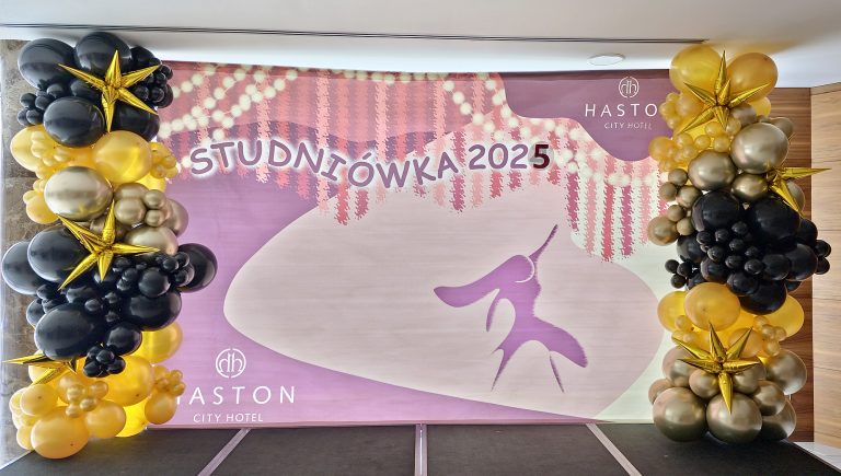 Sekoracja balonowa ścianki zdjęciowej na studniówkę.
