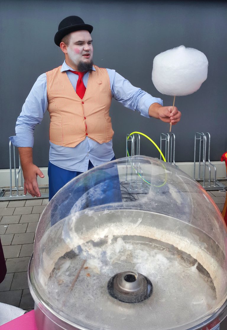 Klaun też lubi kręcić watę cukrową
